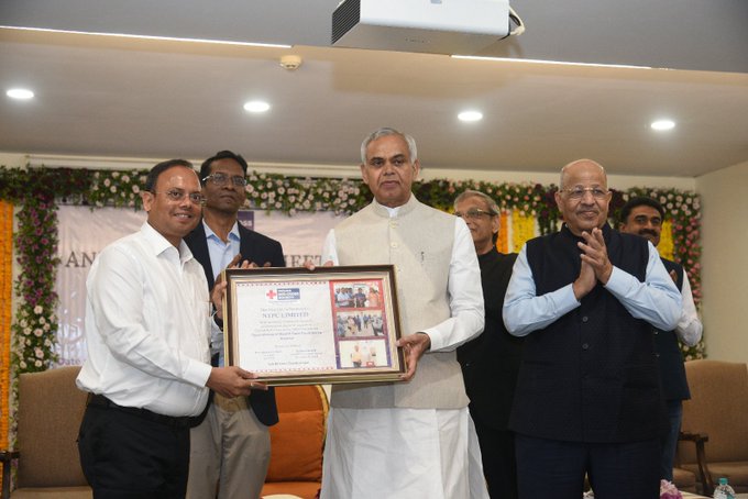 airnews_pune's tweet image. #NTPC WR-I, मुंबईला ७.१७ कोटी CSR योगदानासाठी भारतीय रेड क्रॉस सोसायटी कडून सन्मान.   राज्यपाल आचार्य देवव्रत यांच्या हस्ते राजभवनामध्ये हा पुरस्कार देण्यात आला.    #Healthcare #India #AcharyaDevvrat
