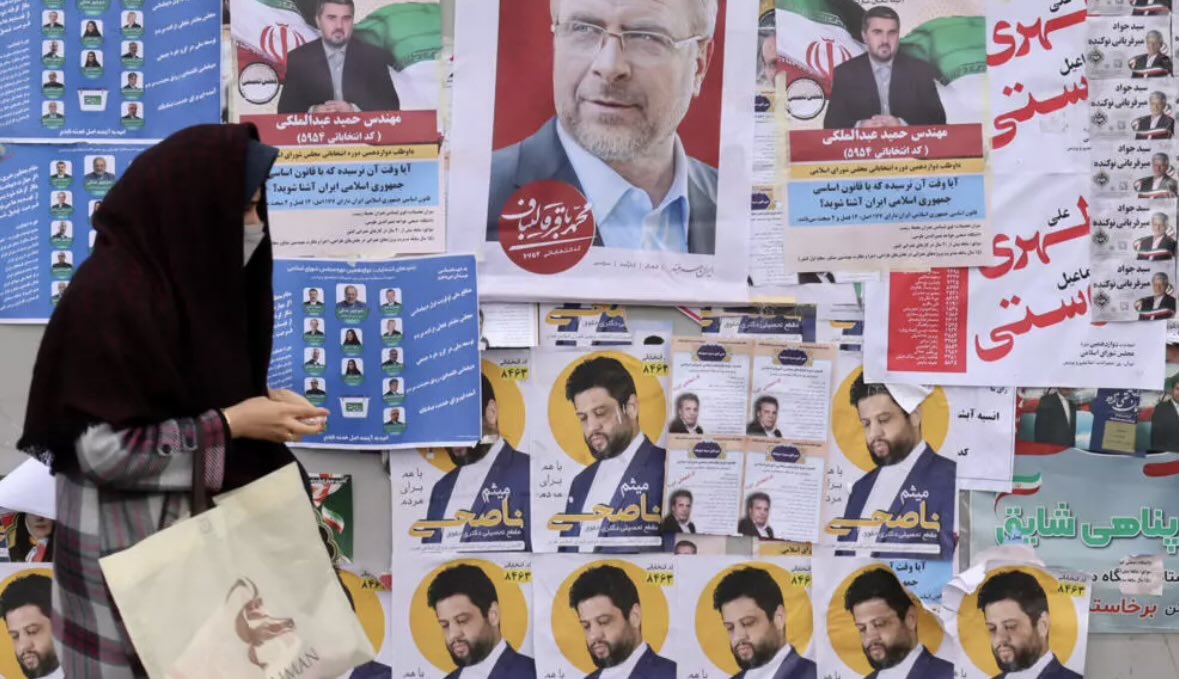 #إيران؛ الحرس الثوري سيغير الدستور وينهي مسرحية الانتخابات الرئاسية

في حال نجا النظام الإيراني من أزمته الخانقة والحرب التي تهدد وجوده، فإن توجهه نحو تعديل الدستور لن يكون مجرد إصلاح إداري بل خطوة استراتيجية عميقة لإنهاء أي بقايا الشكل الجمهوري الذي طالما استخدم كغطاء لسلطنة