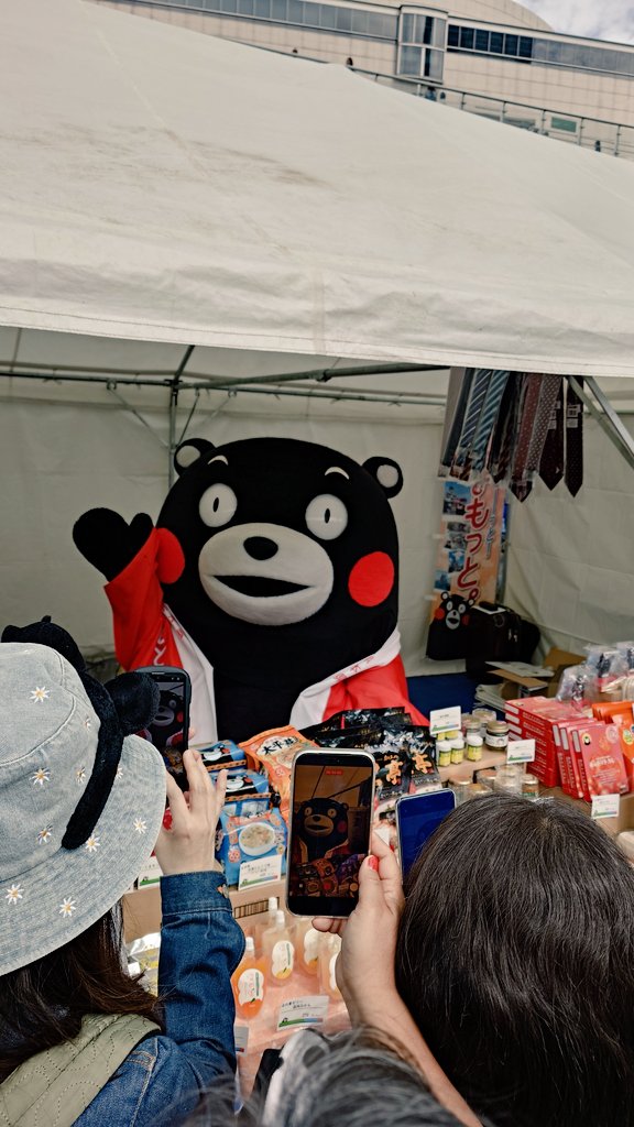 anagosoba980yen's tweet image. 今日は栄のオアシス21でやってた、日本各地の名産・観光巡りフェアを覗いて来ました！
FDAの就航先の県の名産品やゆるキャラがいて、あのくまモンも間近で見れて、ゆるキャラ好きには穴場かも…笑
SAKURA GRADUATION？のライブもやってました♪
#FDA #オアシス21 #栄 #くまモン