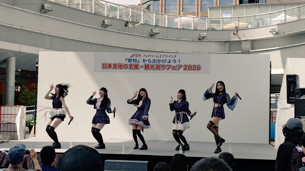 anagosoba980yen's tweet image. 今日は栄のオアシス21でやってた、日本各地の名産・観光巡りフェアを覗いて来ました！
FDAの就航先の県の名産品やゆるキャラがいて、あのくまモンも間近で見れて、ゆるキャラ好きには穴場かも…笑
SAKURA GRADUATION？のライブもやってました♪
#FDA #オアシス21 #栄 #くまモン