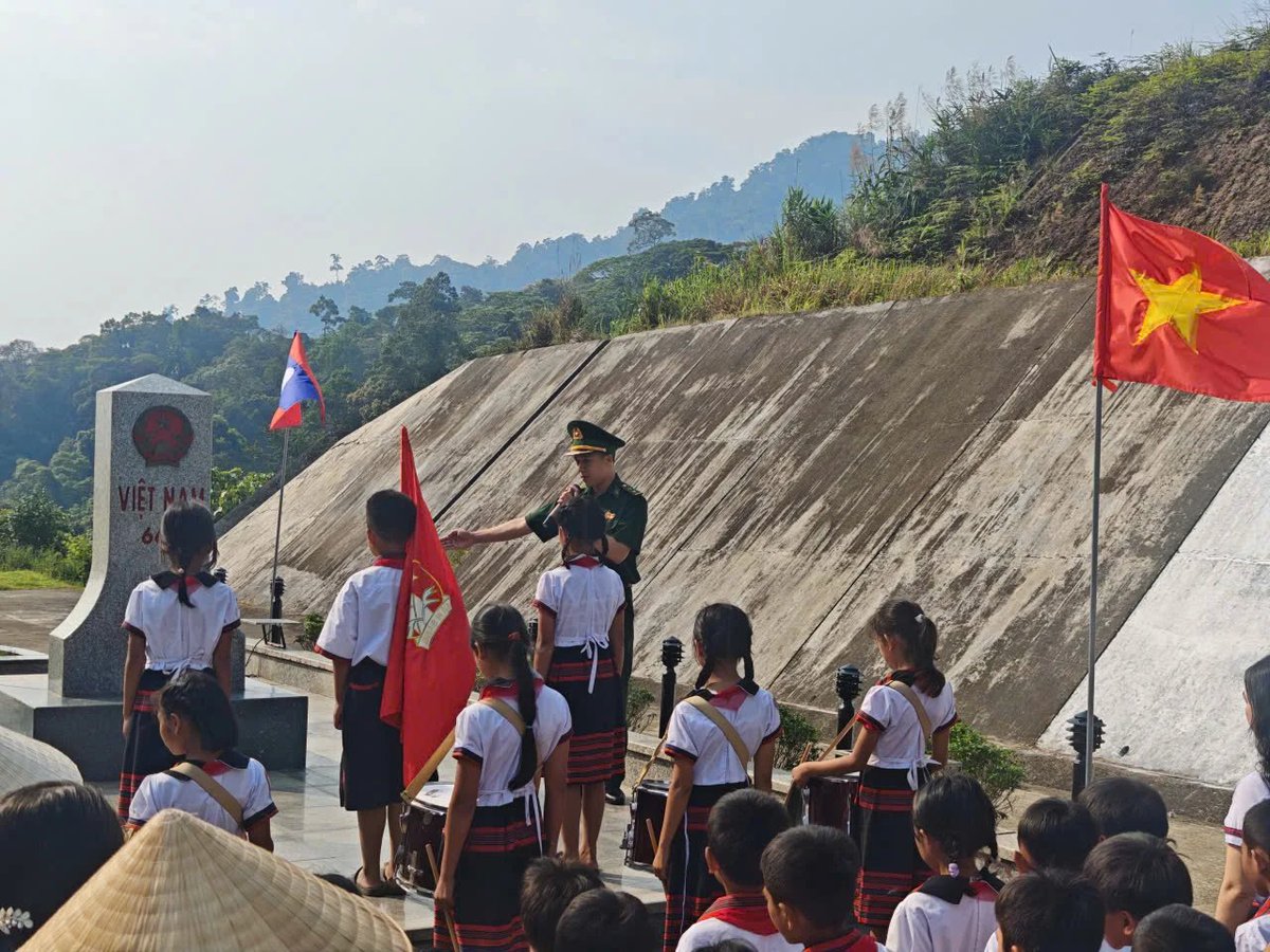 Pillandia's tweet photo. Scolari vietnamiti in visita al confine tra Vietnam 🇻🇳 e Laos 🇱🇦.
📷: 2026.
https://t.co/WdDHVZ1fWp
#Border #Vietnam #Laos https://t.co/og1T8EBqW5