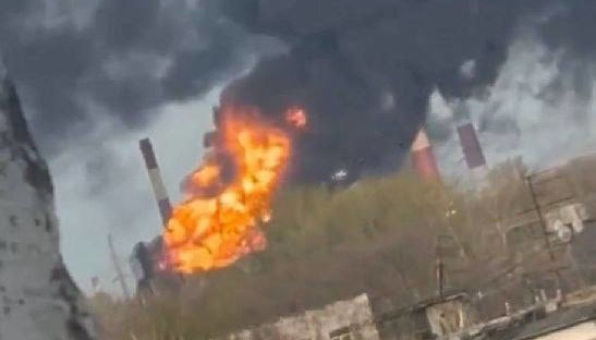 UkrinformFra's tweet image. Une raffinerie de pétrole est en feu dans la ville russe de Syzran. #guerre #media #information 
ukrinform.fr/rubric-ato/411…