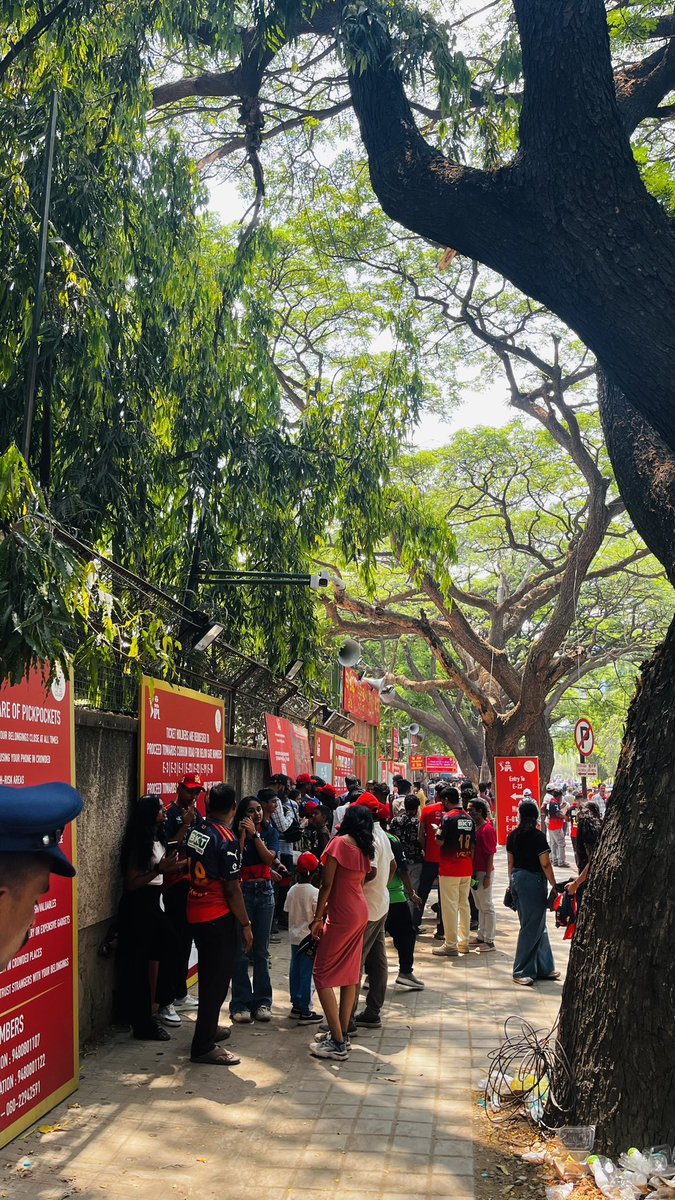 ashishpant43's tweet photo. It’s baking in Bengaluru but that’s not stopped the fans from pouring in. A guaranteed full house as RCB take on DC. Also a Green day with the RCB players sporting a green jersey. #RCBvsDC https://t.co/wFHmzNyx6z