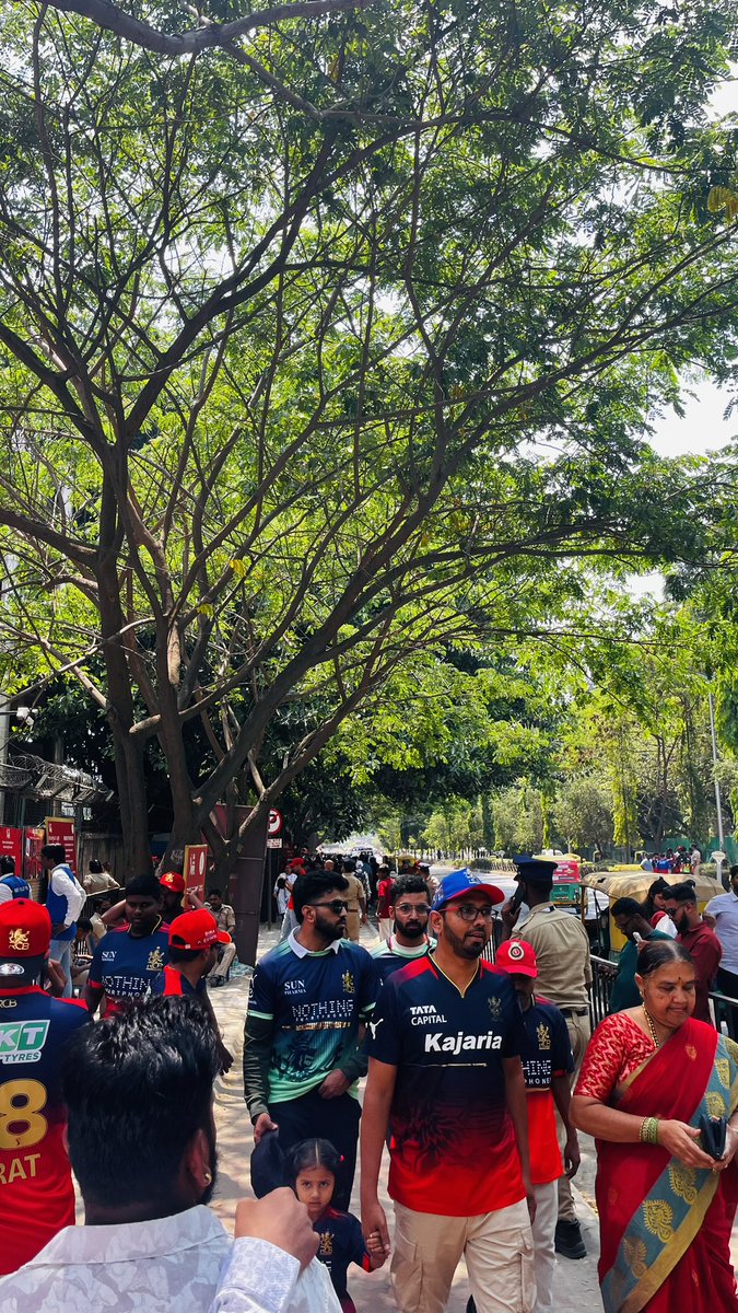 ashishpant43's tweet photo. It’s baking in Bengaluru but that’s not stopped the fans from pouring in. A guaranteed full house as RCB take on DC. Also a Green day with the RCB players sporting a green jersey. #RCBvsDC https://t.co/wFHmzNyx6z