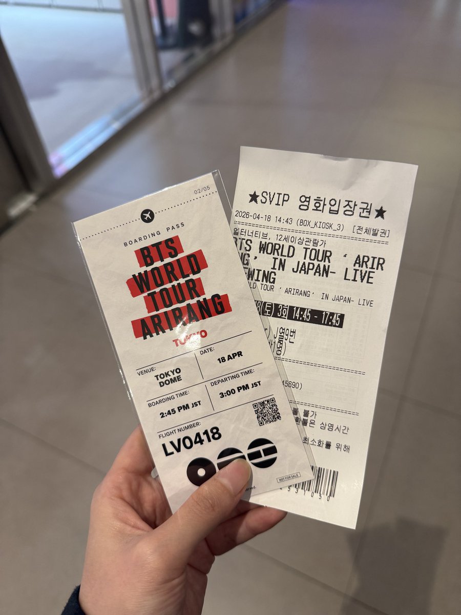 특전 있는지도 몰랐음ㅋㅋ 사람들 그냥 가길래 없는건가 이러고 있는데 몇명이 갑자기 우르르 줄 서길래 나도 따라 섰음ㅋㅋㅋ 근데 티켓같은거 주넹 이고 뒤에 별 있덩데.. 7개 이어지나..? 고양때 뭐였을까 궁금