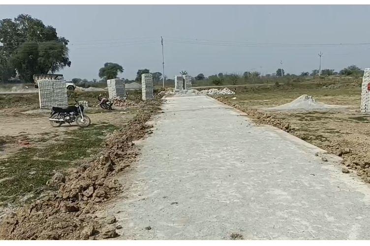 bstvlive's tweet image. जालौन

➡कच्ची सड़कों से मुक्त हुई ग्राम पंचायत
➡विकास कार्यों के लिए नज़ीर बना खैरावर
➡खैरावर गांव में बिछा सड़कों का जाल
➡मुनादी के लिए लगवाए गए लाउडस्पीकर
➡श्मशान की समस्या का हुआ समाधान
➡नदीगांव विकासखण्ड के खैरावर का मामला

#Jalaun #Development #UttarPradesh