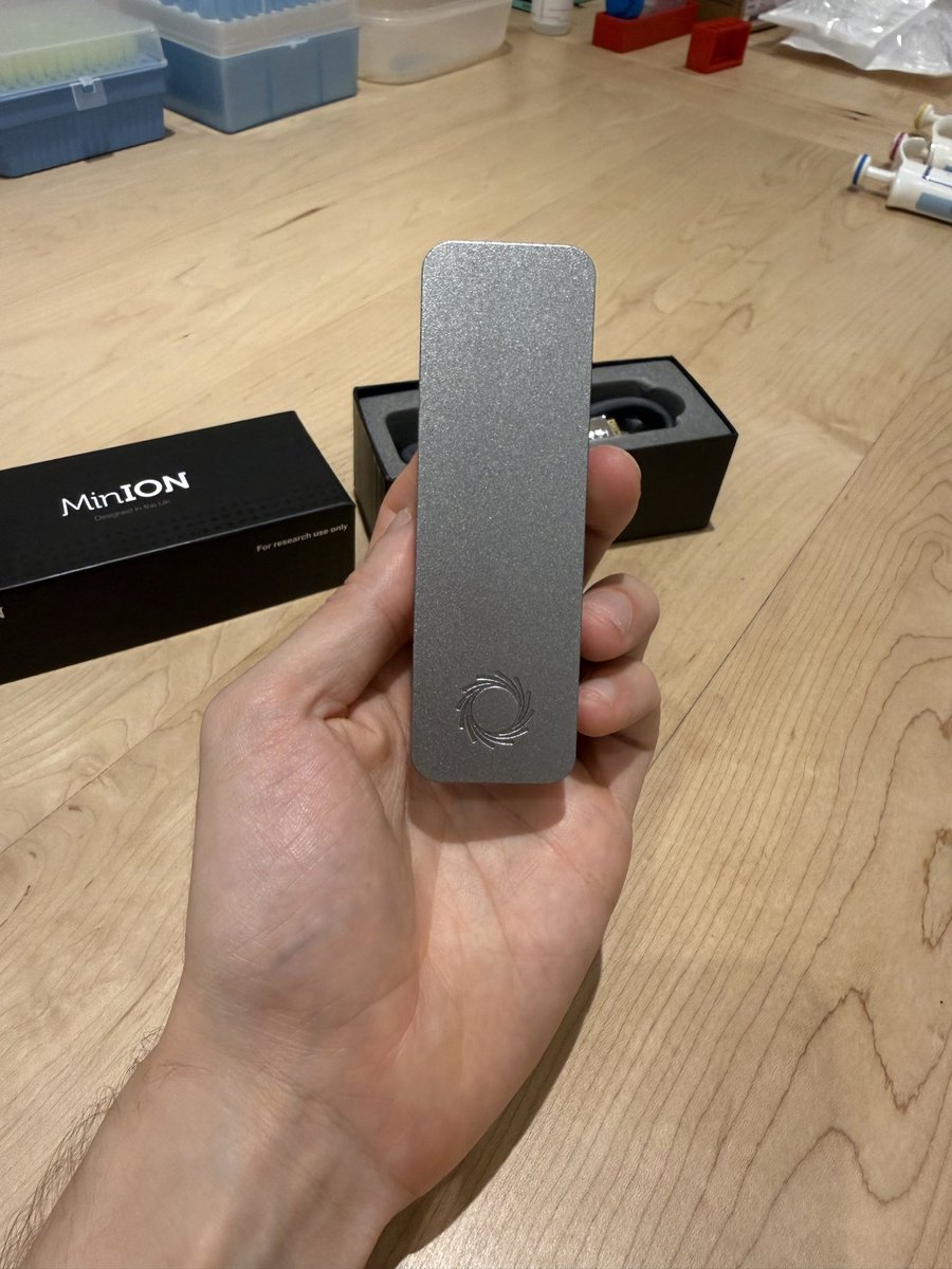 Londra'da bir doktor, hiçbir şirkete vermek istemediği için kendi genomunu mutfak masasının üstünde dizilimledi.

— DNA dizilimimi hiçbir aşamada açığa çıkarmadı.
— Dizileme için bir MinION kullandı.
— Analiz için açık kaynaklı DNA modelleri kullandı. (Evo2 ve AlphaGenome)
—