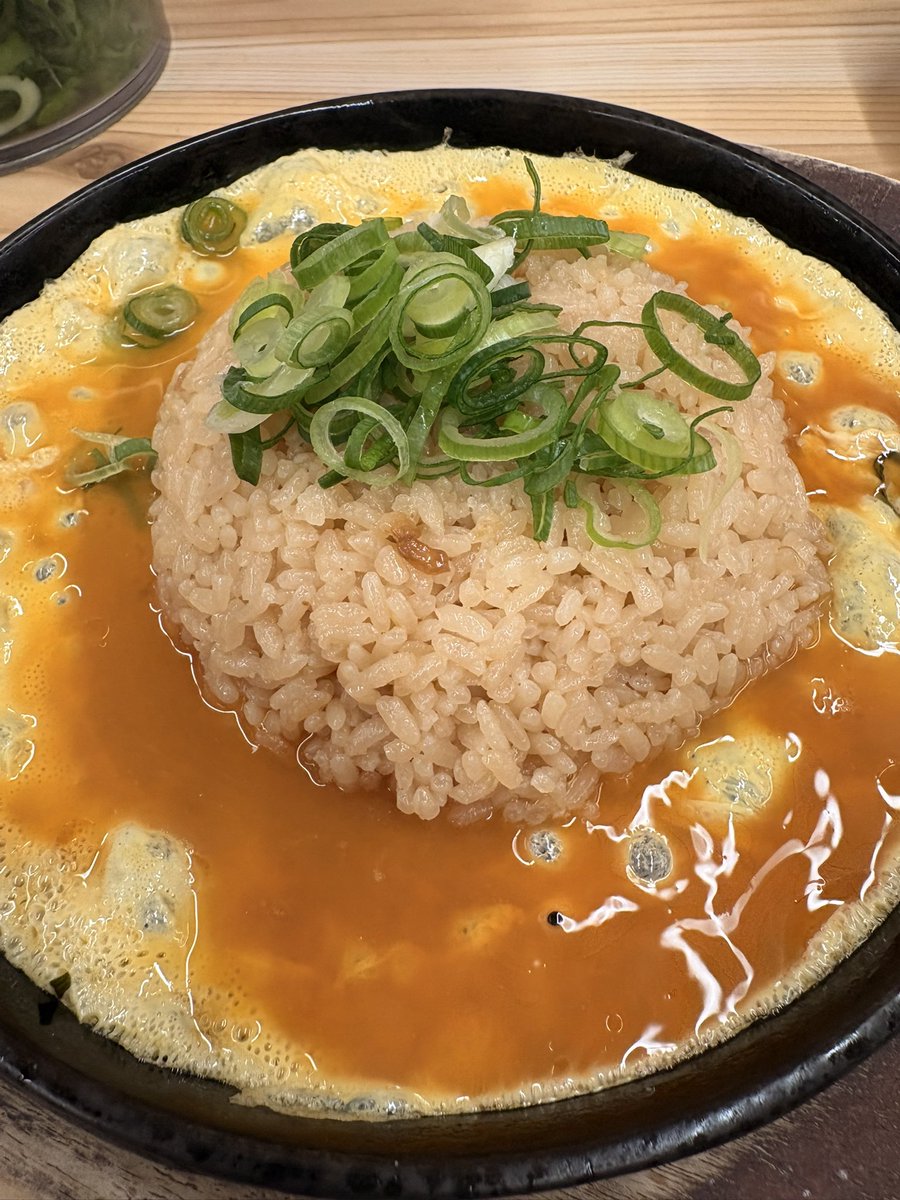 mayriponoby's tweet photo. 京都ラーメンの旅、ラーメン横綱　吉祥本店。新装なった本店。発祥は昭和の戦後の屋台だったか、簡潔でしかしまろやかで首長し過ぎないスープが硬めの麺を噛むごとに染み込んでいく。鉄板チャーハンもほくほく。今週の疲れはこの時間はどこかに放免されてしまった。
#ラーメン横綱　#ラーメン https://t.co/pRjjAPzOTM