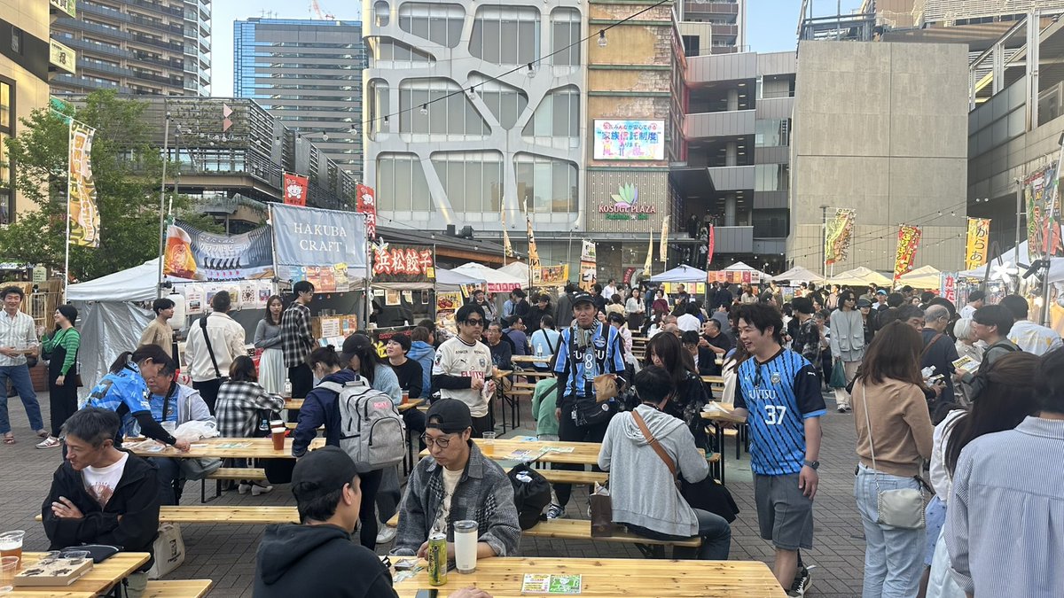 craftbeerpark's tweet photo. 本日より開催の｢CRAFT BEER PARK in武蔵小杉｣🍻✨️

すっかり春となり、暖かく外で過ごしやすい気候ですね☀️

席も満席でたくさんの方に楽しんでいただいております🎶

明日まで開催しておりますので、ぜひご来場お待ちしております！ https://t.co/c98ERu5UPV