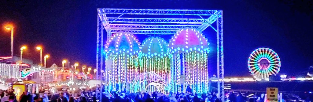 s4r4h_l's tweet image. ✴️ Themed Week 57: Start of Day 6️⃣✴️
 Day 6 of #PanoPhotos SHINE OR SPARKLE is here. ✨ 
I've shown you #Blackpool at sunset, here's #BlackpoolIlluminations in full splendour at night, Golden Mile to the left, Central Pier to the right, jellyfish central! 🤭🤣
@visitBlackpool