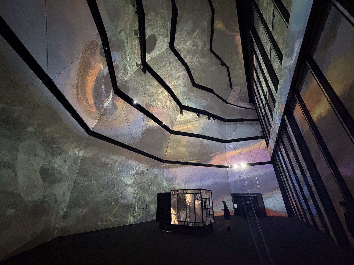 aerhgub's tweet image. 体験型展覧会「TOKYOROOMS展」@虎ノ門ヒルズ．落合陽一さんの，
ﾇﾙ庵：騒即是寂∽寂即是騒，
即今叢：計算機自然の蒸留と発酵，
を見てきました．
外のショップにサインがあったので勝手にテトラヌル宣伝しました．
#TOKYOROOMS展 
#なんとなく落合作品の写真をあげる
#null2 #null4