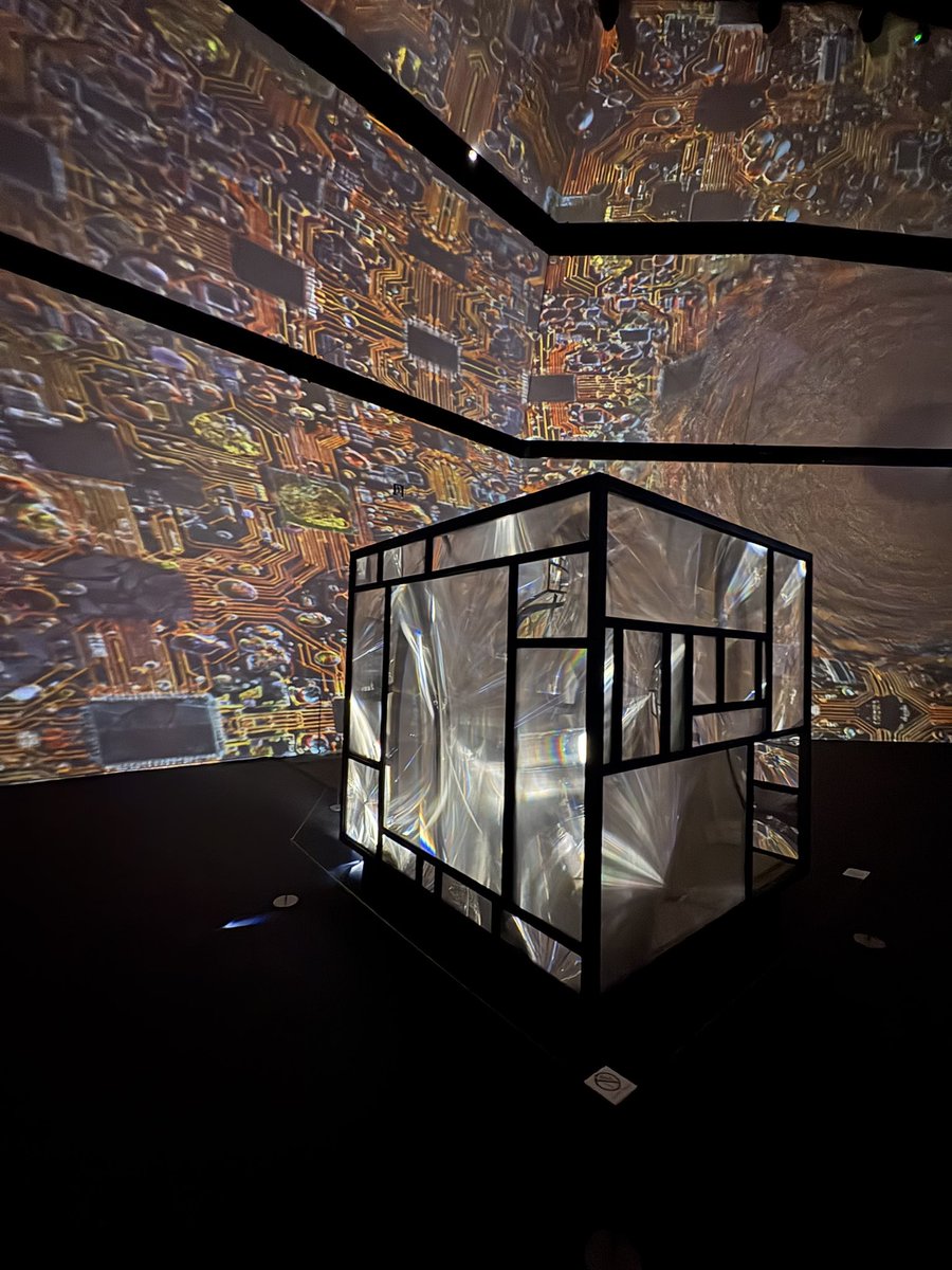 aerhgub's tweet image. 体験型展覧会「TOKYOROOMS展」@虎ノ門ヒルズ．落合陽一さんの，
ﾇﾙ庵：騒即是寂∽寂即是騒，
即今叢：計算機自然の蒸留と発酵，
を見てきました．
外のショップにサインがあったので勝手にテトラヌル宣伝しました．
#TOKYOROOMS展 
#なんとなく落合作品の写真をあげる
#null2 #null4