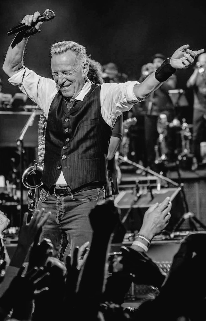 VLafora's tweet image. Bruce morning Davide.
 Happy #SpringsteenSaturday
mio fratello 😎👍✌Come on! 
📷Photo 1: By #PamSpringsteen 
📷Photo 2: By #RobDeMartin 
#NoKings 
#OneBruce 
#Springsteen 
#ESB