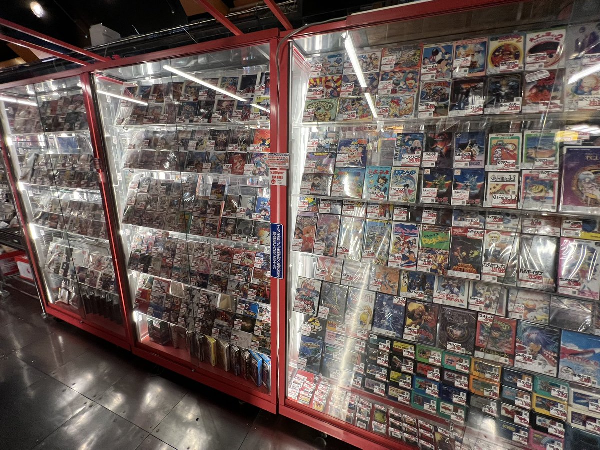freeman_HAL's tweet photo. 大阪ラストは、梅田 #まんだらけ の「閉店セール（？）」に行って来ました！

とんでもない列になっていたので、並びは諦めて通常入場でドラクエ系フィギュアを購入(´∀｀)

ゲームの値段はこんな感じ。安くなってるのかな？

店員が客に本当に閉店なのか？を問い詰められてたので聞き耳立ててみると、、、

「閉店セールなだけなので、閉店するかしないかは分からないので、閉店する訳てはゴニョゴニョ、、、」

、、、アメ横でよくやってるアレな閉店セールと一緒な臭いが( ^ω^ )

炎上しそうな予感がしましたwww

 さて、一旦愛知に帰ります！！

リプ返しは後ほどしますm(_ _)m