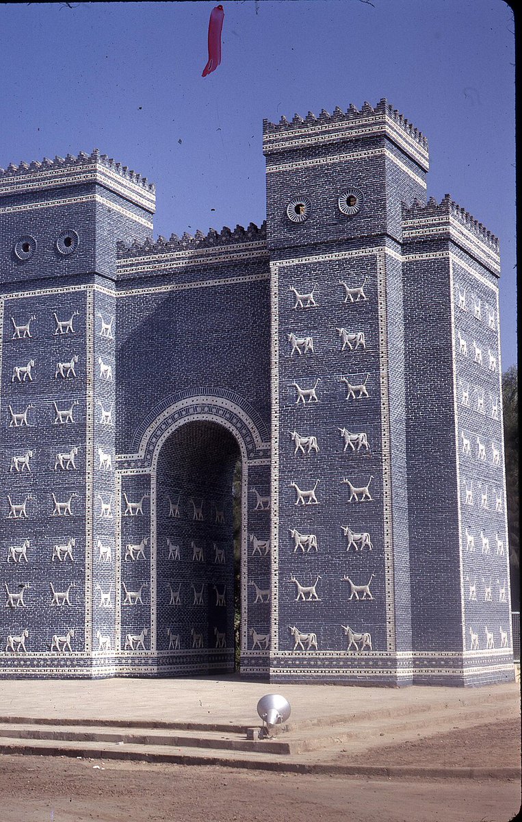 La porte d'Ishtar , une des  merveilles du passé  antique Perse .