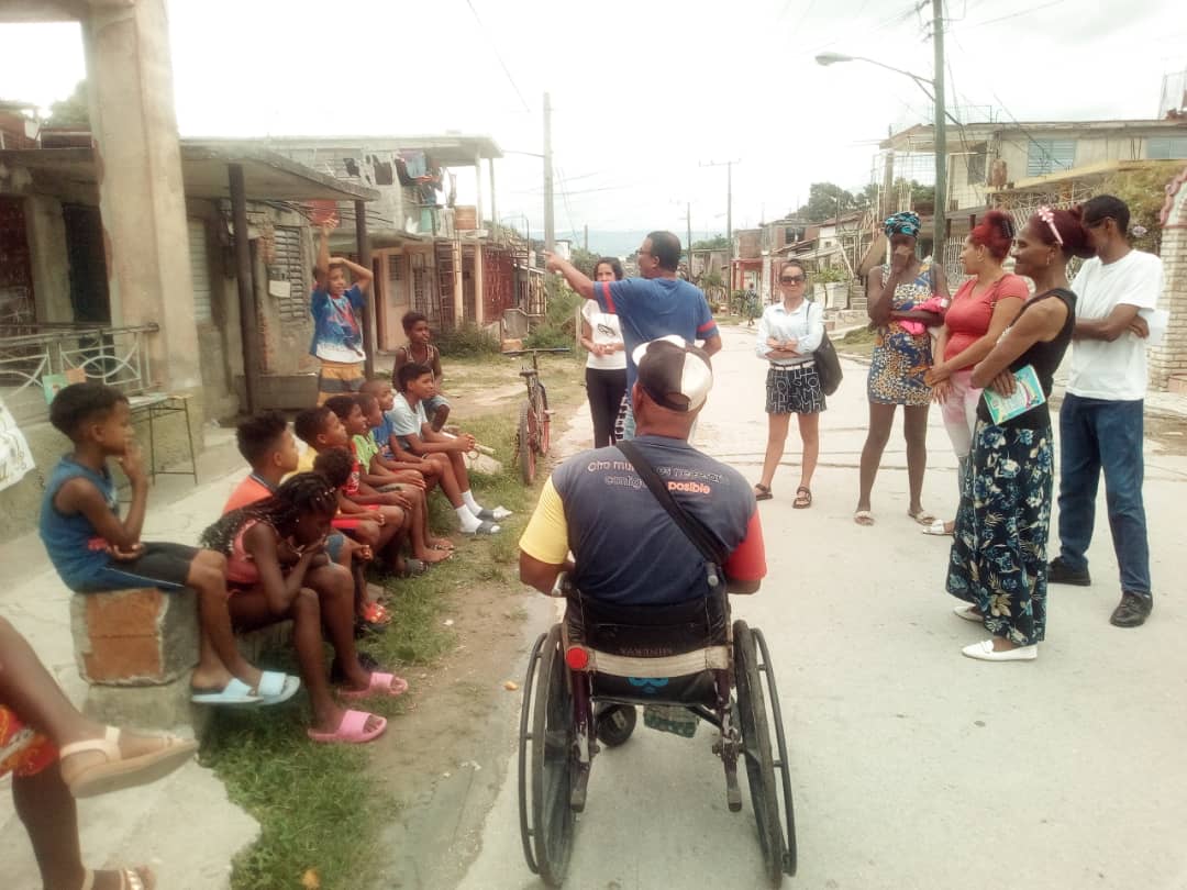 CPLL_Gtmo's tweet photo. ‼️📚🇨🇺Continúa la #ExpedicionCultural en las comunidades,  está vez llega hasta la calle
📍 Beneficencia entre 4 y 5 sur con muy buena acogida🫂 por el público lector📖👀📚, gracias 🫂a nuestros ✍️ escritores por su labor.
✍️ Noel Mendoza Calzada fue el #EscritorEnAcción . https://t.co/HY2jIWBBma