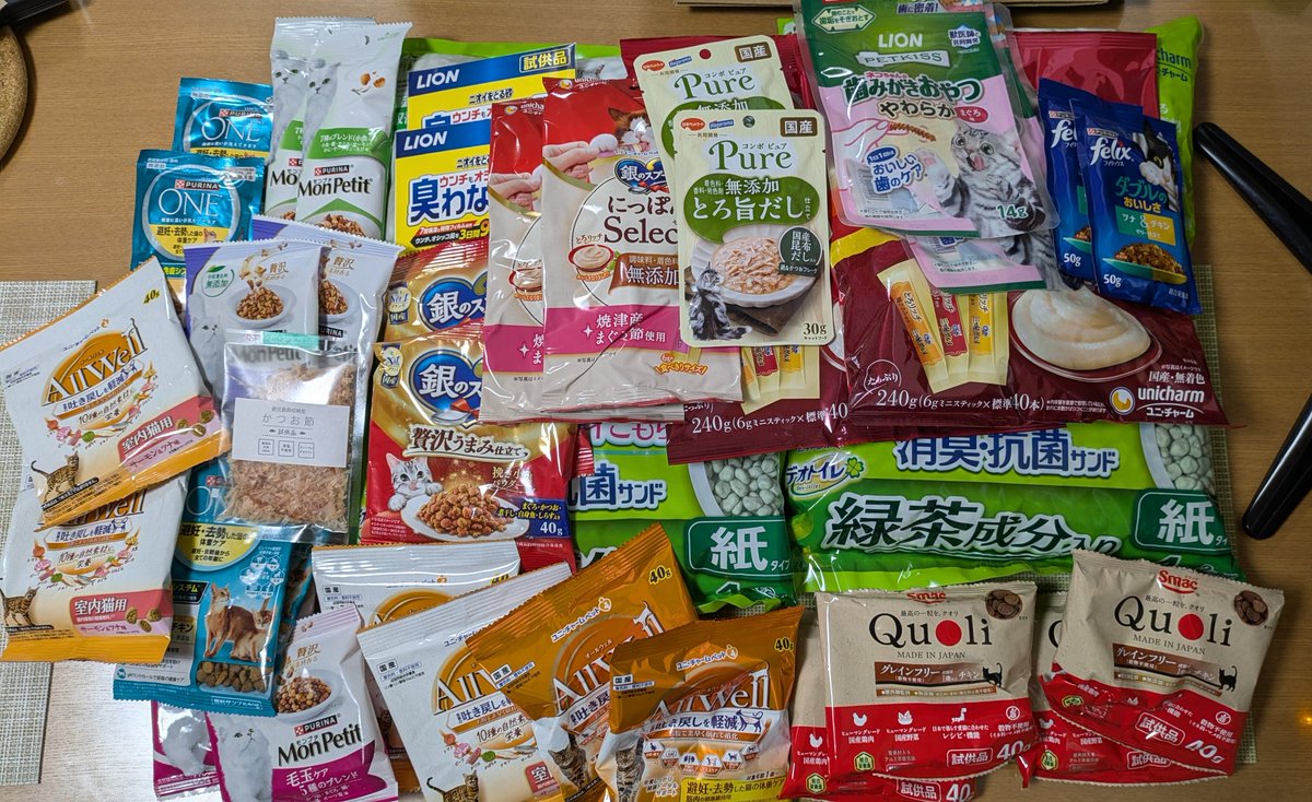 fina2e's tweet photo. はじめてのにゃんだらけ！
いろいろ買えたし、たくさん貰った！ (ふたりで行ったので2人分貰いました)
「ねこがいます」の看板が本当にかわいい🐱
にゃんぴくボードとかかわいいねこちゃんの写真がたくさんあって最高だった…
また、いこう…！ https://t.co/Dk1ihYxp0n