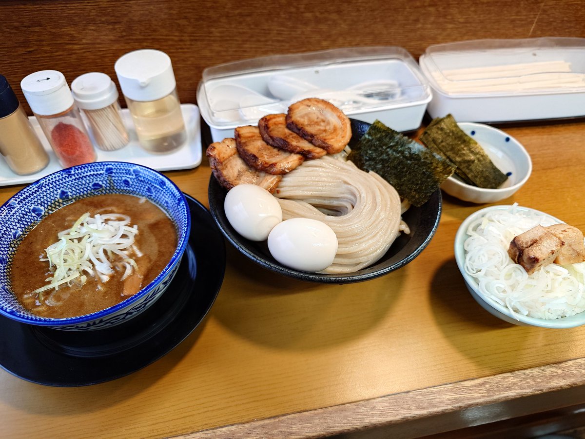 Lookat_nonke's tweet photo. らーめん　にい村

王道フルカスタム

悲しい、暫くこいつに会えなくなるなんて・・・。

もうね、今日は全てを堪能するための万全の準備を揃えていただきました。普段王道で飯は追わないけど流石にね。

やっぱりスープは米に合いすぎるんすよ。
ご厚意も感謝です。来週も最後にあと1回食べたいすわ🙂 https://t.co/E2MW5xf0tP