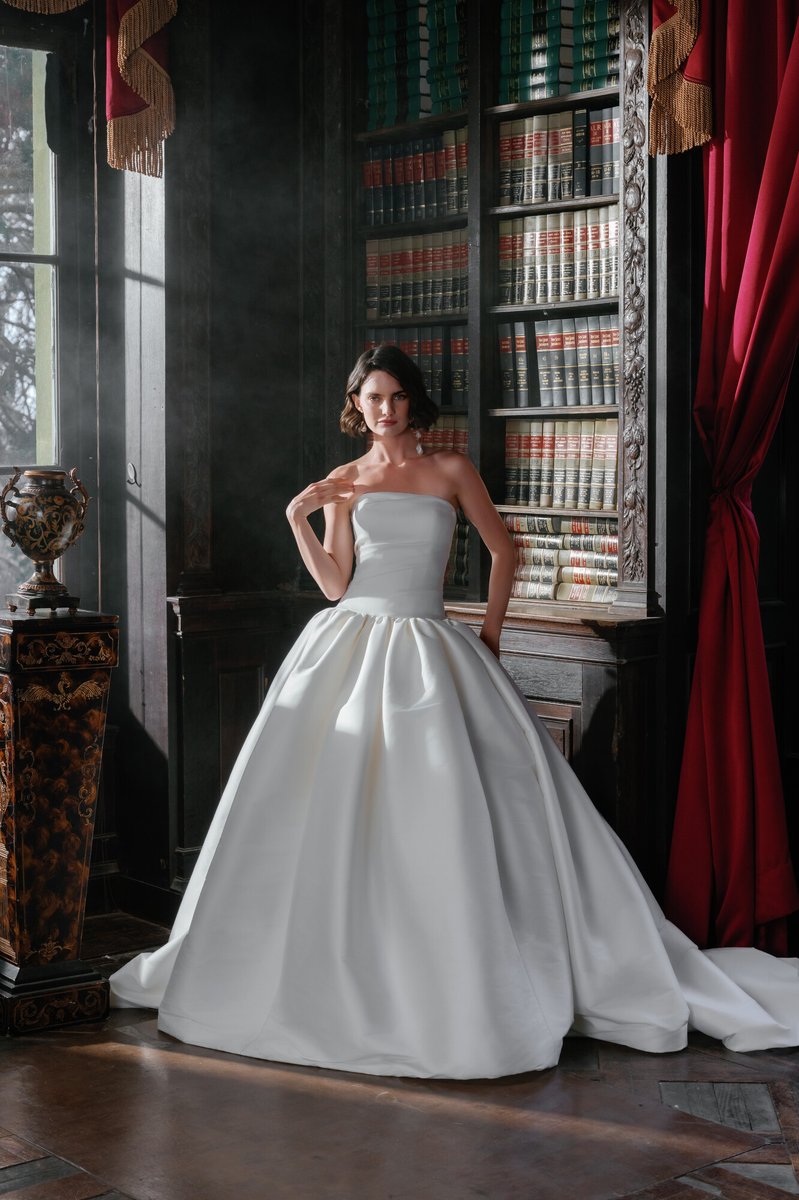 kendam_com's tweet image. Sareh Nouri Bridal Spring 2027 collection with 14 dresses kendam.com/news/lookbooks…

#SarehNouri #Bridal #BS27 #Lookbooks #WeddingFashion #Kendam