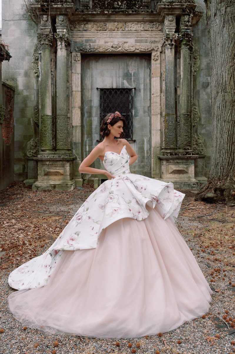 kendam_com's tweet image. Sareh Nouri Bridal Spring 2027 collection with 14 dresses kendam.com/news/lookbooks…

#SarehNouri #Bridal #BS27 #Lookbooks #WeddingFashion #Kendam