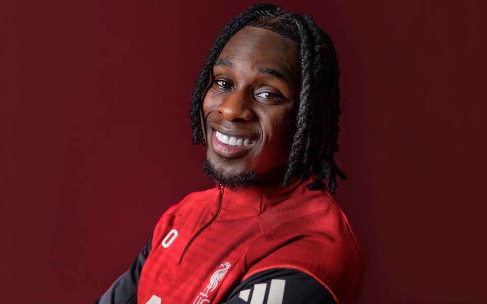 LFCExtensive's tweet photo. ️ 🗣️ جيريمي فريمبونغ:

هل تعرف يانيس؟ هل تشاهد كرة السلة الأمريكي؟ عليك أن تستمع إليه.

لا يمكنك الفوز بكل شيء طوال الوقت. 

أحيانًا يجب أن تمر بهذه المواقف لتبني نفسك من جديد. 

كنت أشاهد يانيس، وتم سؤاله: 'هل كان هذا الموسم فشلًا بالنسبة لك؟' فقال: 

'لا، هذا ليس فشلًا. هذا هو الطريق نحو النجاح'

بدأ يتحدث عن مايكل جوردان. عندما لم يفز بالنهائيات، هل كان ذلك فشلًا بالنسبة له؟ وهل قلّل من قيمة مسيرته؟ لا. 

بل كان ذلك جزءًا من طريق النجاح. لذلك لا يجب النظر إلى أي موسم على أنه فشل، مهما كان حجم خيبة الأمل؛ هذا طريق علينا أن نسلكه إذا أردنا النجاح.

لا أحد يحب الخسارة. 

عندما تدخل غرفة الملابس هنا وتنظر حولك، ترى كيف أن الجميع يكره الخسارة. 

لكن هذه هي النقطة التي أعود إليها، النقطة التي طرحها يانيس: 'لا يوجد موسم يُعد فشلًا. عندما تخسر، يكون الشعور سيئًا للغاية، ولا توجد طريقة أخرى لوصفه، لكنه مجرد خطوات.'