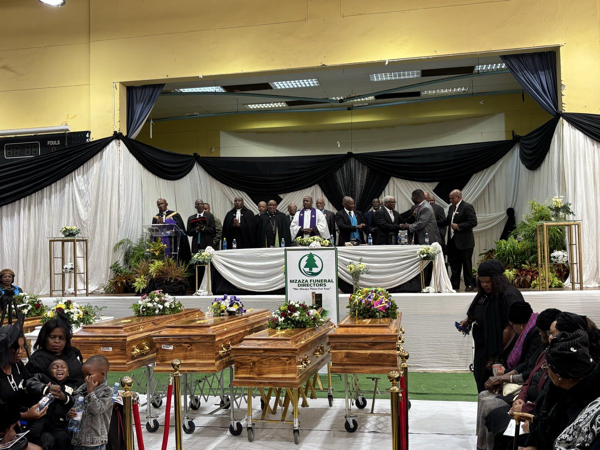 NMandelaBaymuni's tweet photo. USodolophu wase Nelson Mandela Bay Municipality uBabalwa Lobishe, ekunye nesigqeba sakhe, uzimase inkonzo yomngcwabo wabantu abasixhenxe abasweleke kwingozi yendlela kutsha nje eMotherwell.
#AllHandsOnDeck #MetroAtWork #SiyaSebenza #ANationThatWorksForAll https://t.co/jGMagvjP0L