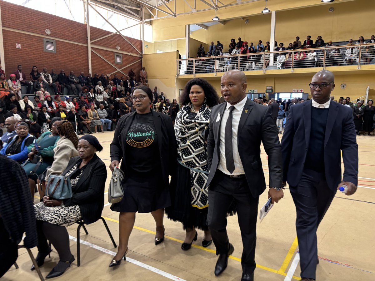 NMandelaBaymuni's tweet photo. USodolophu wase Nelson Mandela Bay Municipality uBabalwa Lobishe, ekunye nesigqeba sakhe, uzimase inkonzo yomngcwabo wabantu abasixhenxe abasweleke kwingozi yendlela kutsha nje eMotherwell.
#AllHandsOnDeck #MetroAtWork #SiyaSebenza #ANationThatWorksForAll https://t.co/jGMagvjP0L
