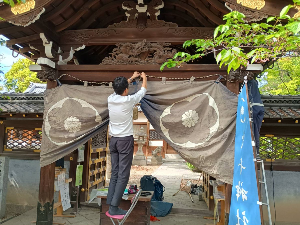 R2KsnmeTLw2593's tweet photo. こんばんは。
高槻野見神社境内に鎮座する永井神社。
令和の大改修工事が終わり、本日は明日19日の永井神社例大祭の準備が行われました。
長年見慣れ親しんできた社殿が見事に蘇りました。
明日、例祭に私直清参列します。永井のご当主さまも。
色々催し行事が控え、私は案内役、頑張ります。 https://t.co/Bo9YO3kvD6