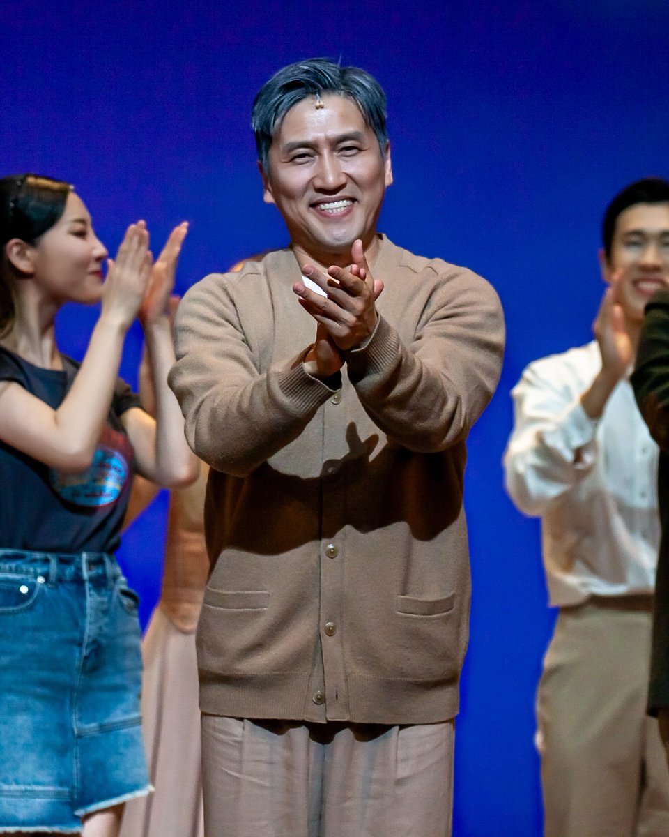 나빌레라 김해 공연을 마쳤습니다.
덕출 할아버지와 함께 꿈꾸며 걸어온 시간들을
마음 깊이 간직해주시고 오래도록 기억해주세요😍

계속 이어질 안동 지역 공연과 서울,
그리고 밀양과 대구 일정까지 부상 없이(!!!)
무엇보다 건강한 모습으로 만나도록
유리수 여러분 같은 마음으로 응원해주세요😉