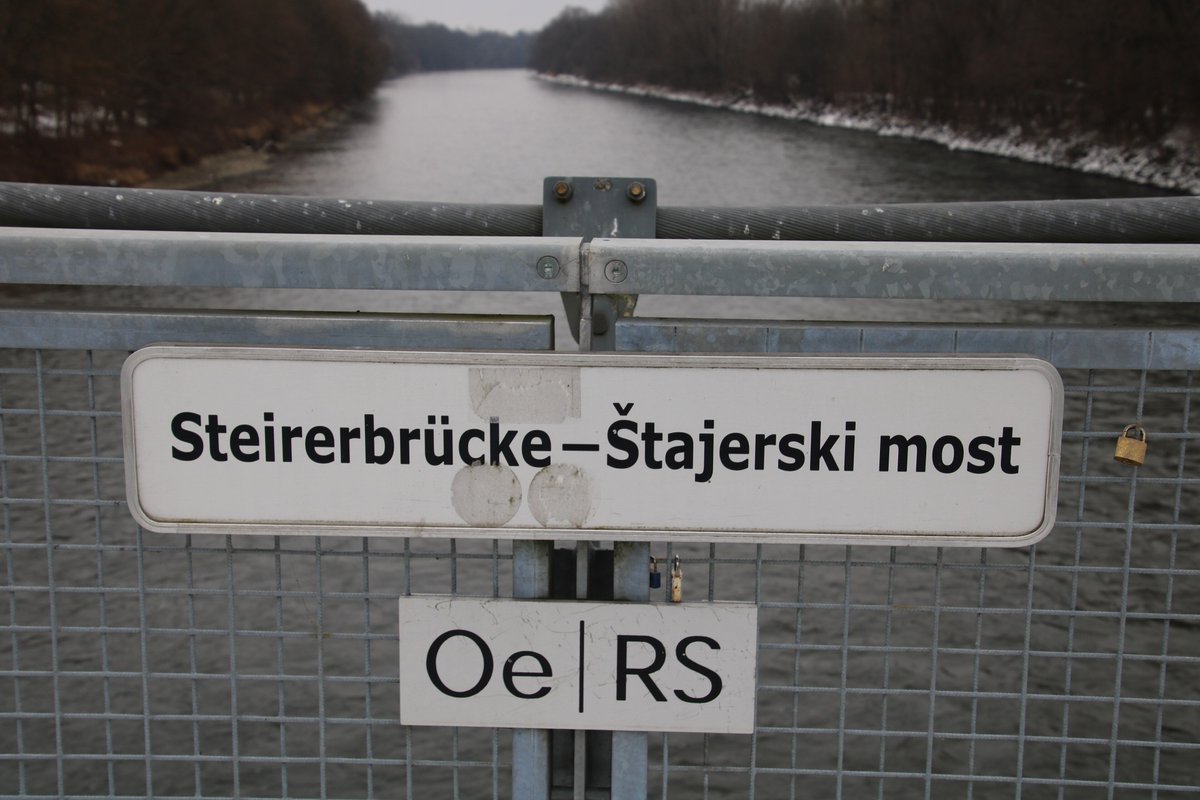 Pillandia's tweet photo. Border marker at the Donnersdorf cycle bridge between Halbenrain (Austria 🇦🇹 [Oe]) and Gornja Radgona (Slovenia 🇸🇮 [RS]). 
📷: 2019. 
https://t.co/J8r5ViTuFR 

#Border #Grenze #Meja https://t.co/BBly4B08fZ