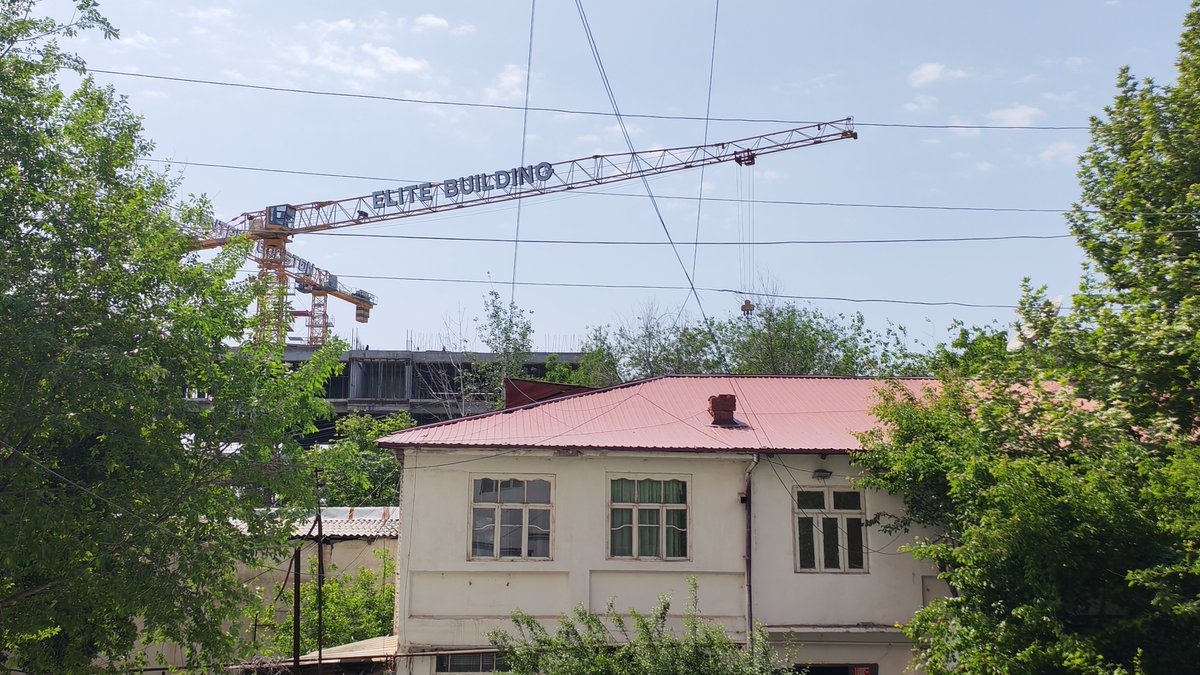 Keyinchalik oynani ochganda baland binoni ko'rish yoqmayapti