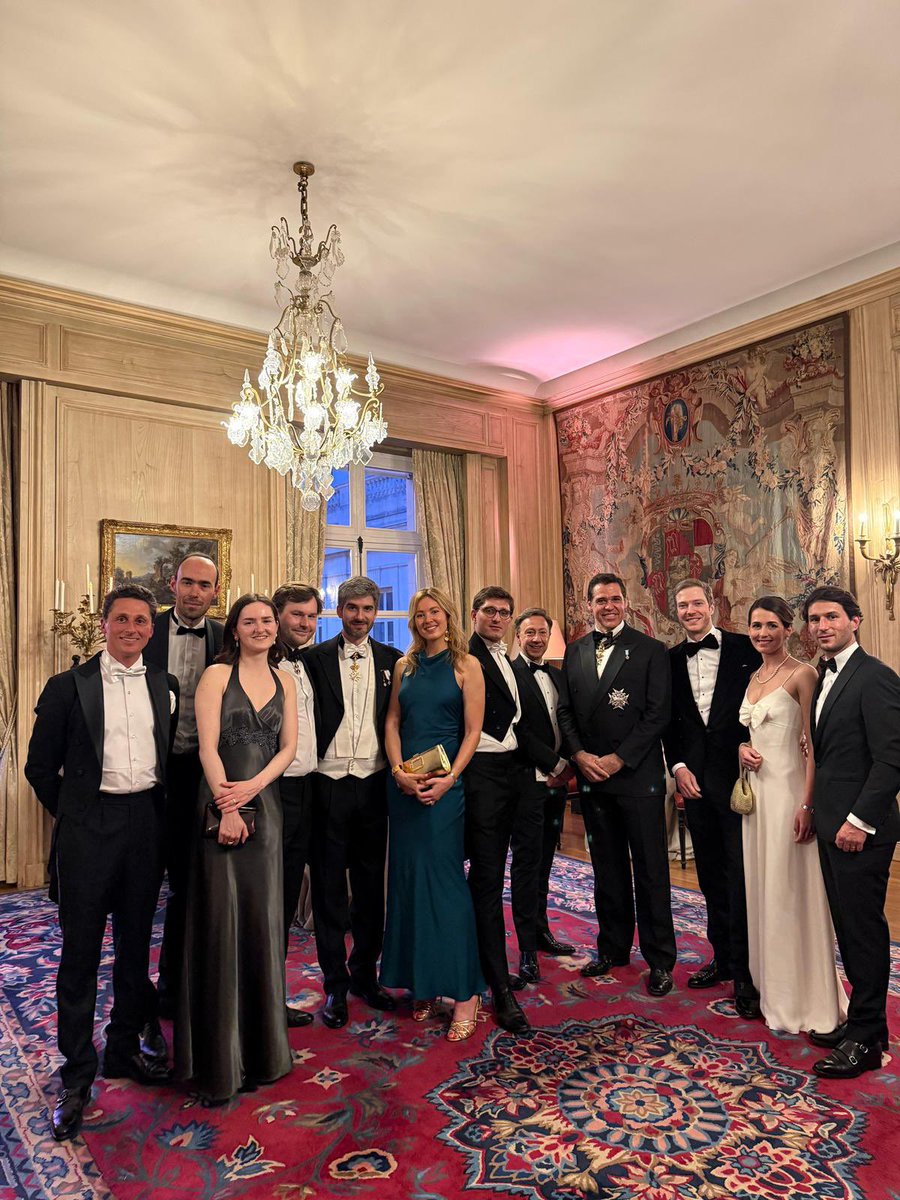 Louis_DucAnjou's tweet photo. Comme membre de son comité d’honneur, je suis heureux d’avoir assisté à la soirée de gala donnée par l’@OrdredeMalteFR à Paris le 11 avril, aux côtés de la Princesse de Hanovre, invitée d'honneur. https://t.co/JyKtKetaYf