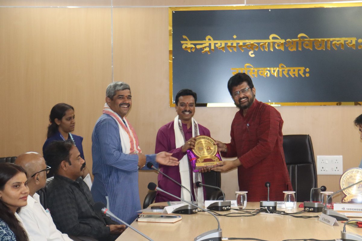 jsdivsr's tweet photo. *जगद्गुरु श्रीदेवनाथ वैदिक विज्ञान व अनुसंधान संस्था, नागपुर आणि केंद्रीय संस्कृत विद्यापीठ, नाशिक यांच्यात सामंजस्य करार (MoU) संपन्न*
या प्रसंगी केंद्रिय संस्कृत विद्यापीठ, नाशिक परिसर चे निदेशक प्रो. नीलाभ तिवारी, श्री अनुराग देशपांडे व श्री. प्रकाश कावळे उपस्थित होते. https://t.co/Tc85LvlRdc