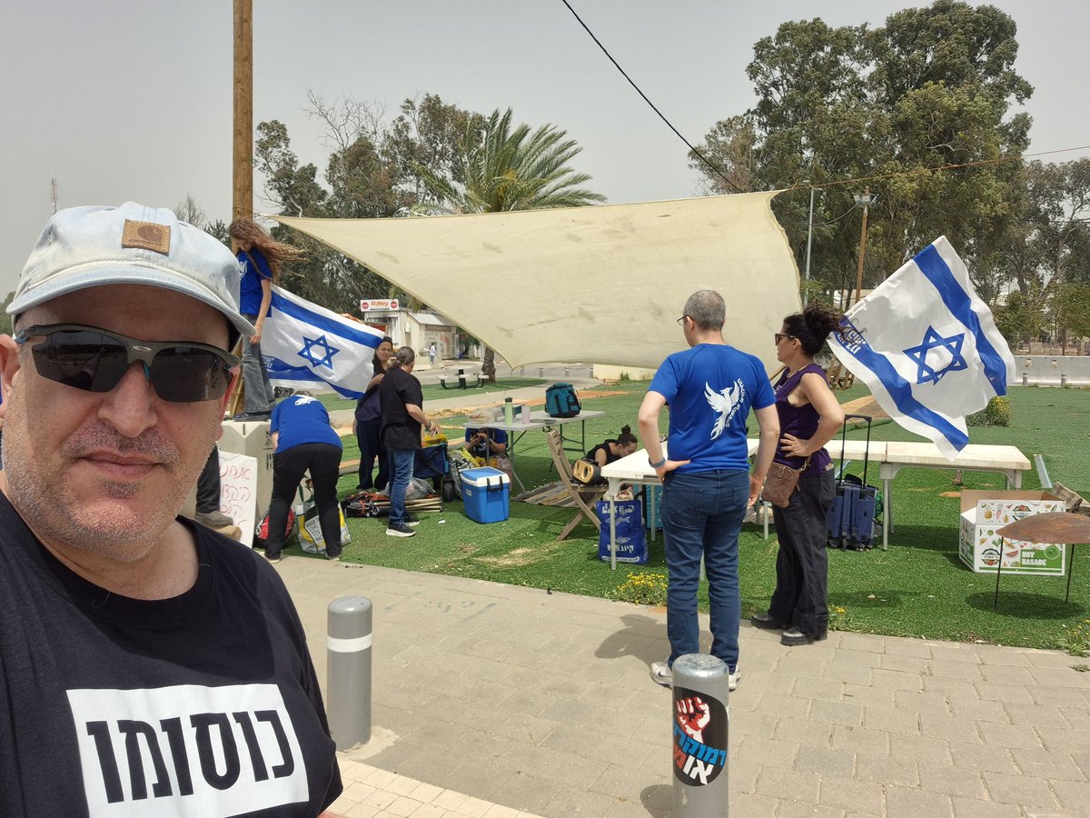 עמוד עשן ליד כלא 10. התחלנו.