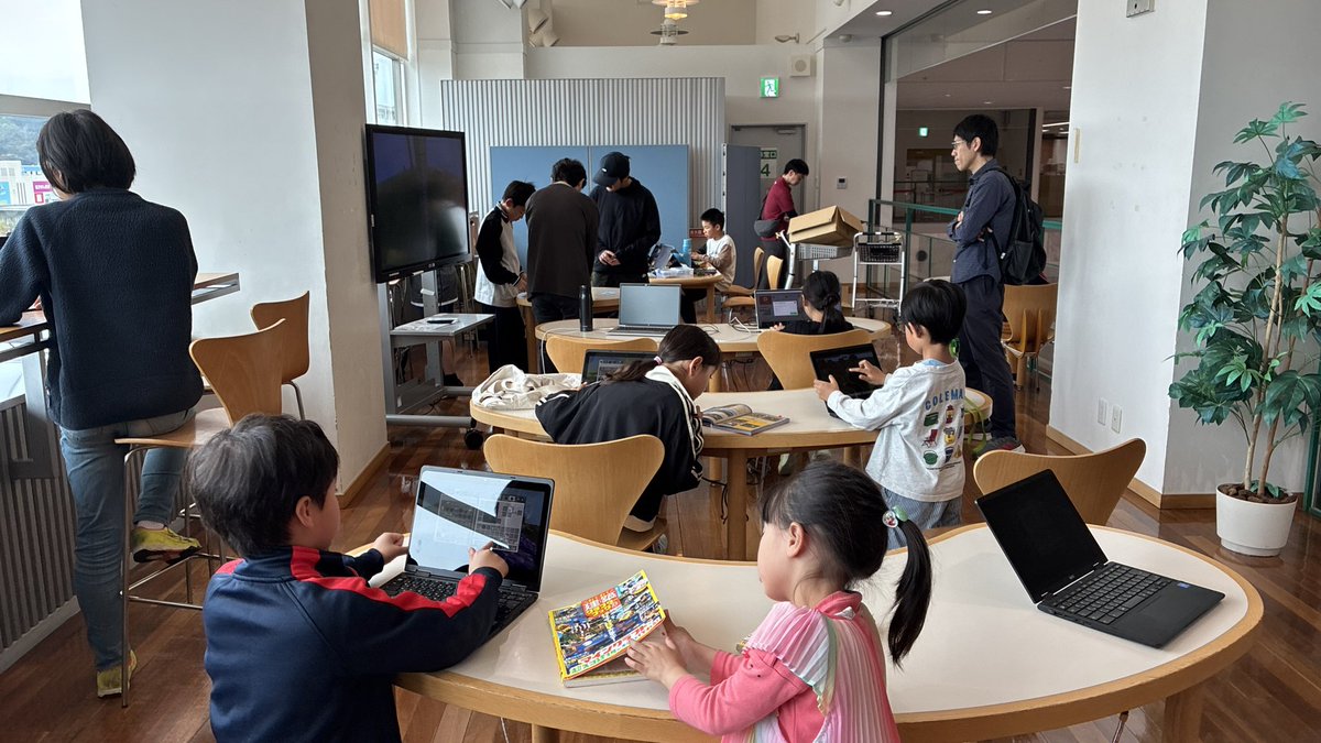 CoderDojoKasai's tweet photo. 今日は12人のニンジャたちでDojoを開催しました。テーマはGW・こどもの日。
マイクラ、scratch、micro:bit、makecode arcadeなどさまざまなものがあり、とても賑やかな会でした。マイクラが不安定なのがちょっと残念。
次回は5/17(日)の予定。 https://t.co/DIdZhHVl70