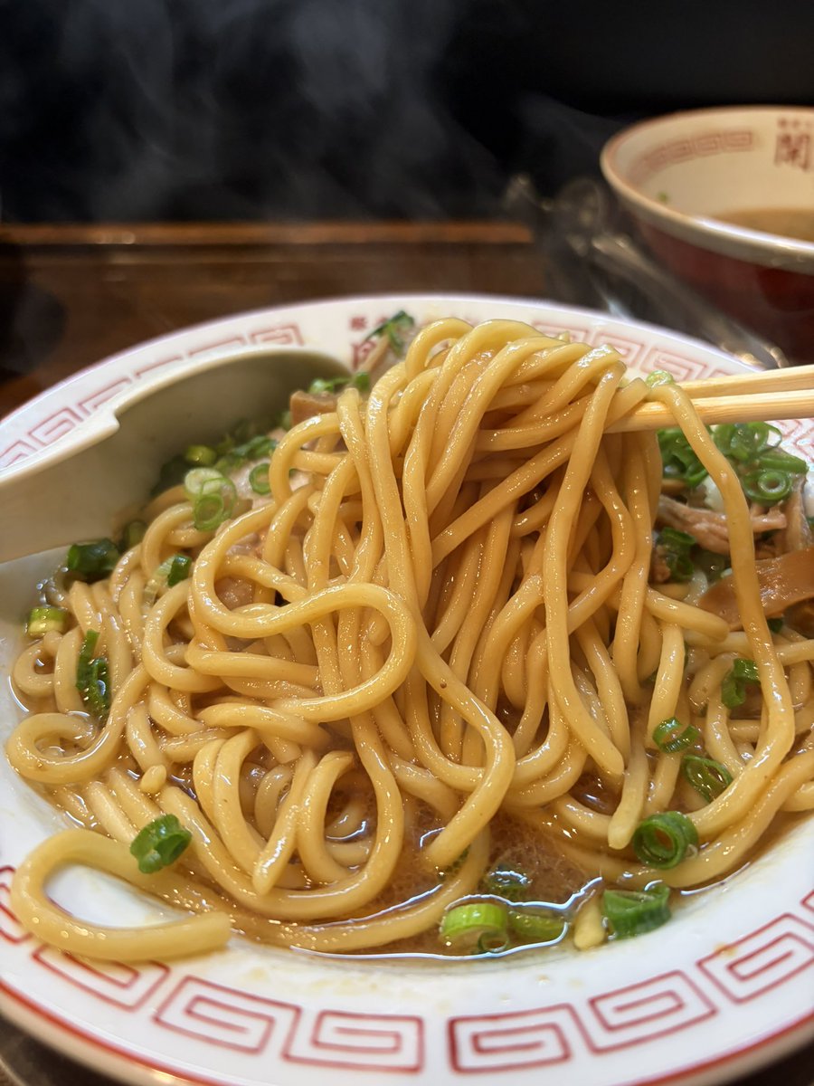豚骨ラーメン 開王@八王子

豚骨ラーメン
皿豚骨

ラーメンは求めていた核心を射抜く、くさうま豚骨。スープを混ぜながら食べると、濃厚さ際立ちかなり旨い。皿豚骨は、やや太めのツルモチ。カエシは強め、アブラ多めでかなり背徳的。