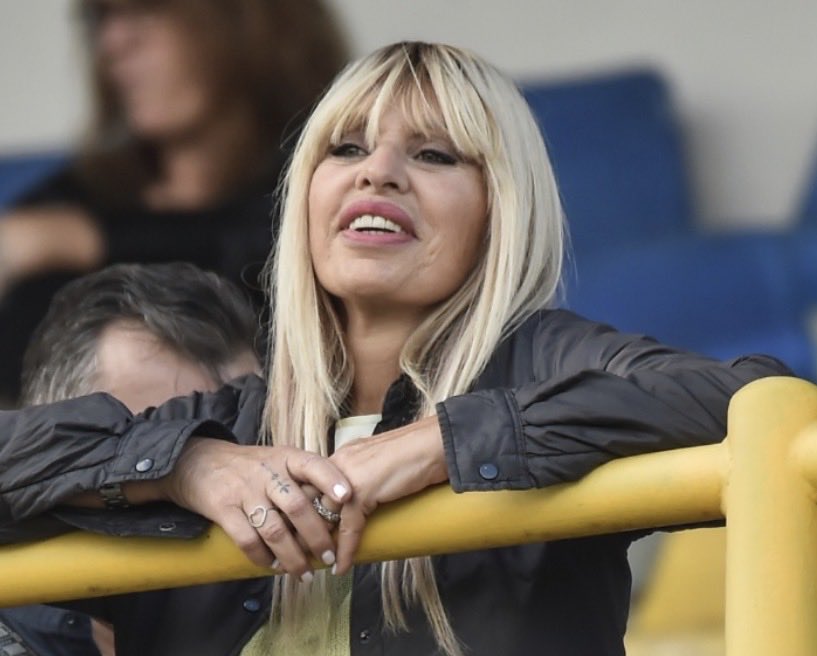 comment322's tweet photo. M il fatto di non essere finalista non l’ha scalfita minimamente! Questo è il bello di alessandra
LEI FA LO SHOW E LO FARÀ FINCHÉ STARÀ LÌ senza vittimismo
#gfvip https://t.co/BK8AGv9MXp