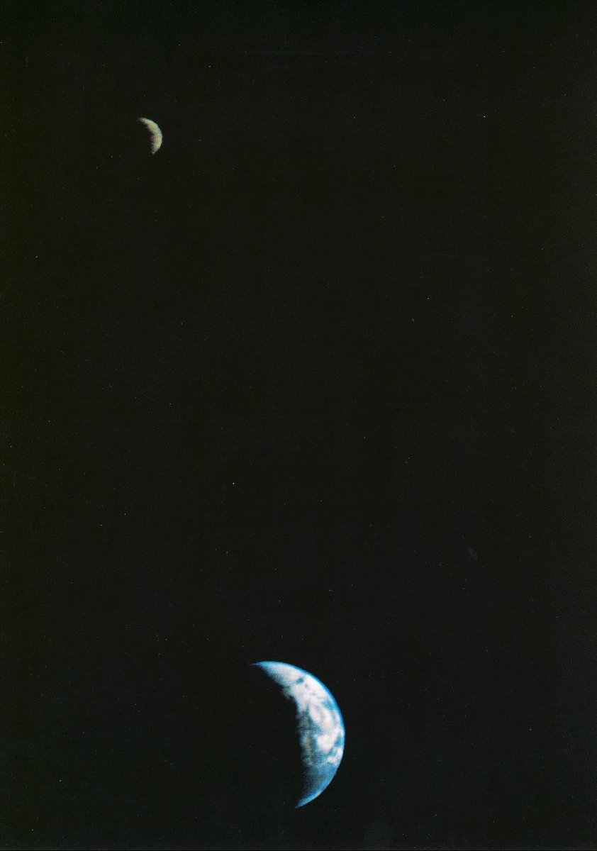 surajit_ghosh2's tweet photo. This is the first ever image to capture both Earth and the Moon in a single frame shot by Voyager 1 on September 18, 1977

Taken from nearly 7.25 million miles away, it reminds you just how small we really are https://t.co/HTOq25YEzs