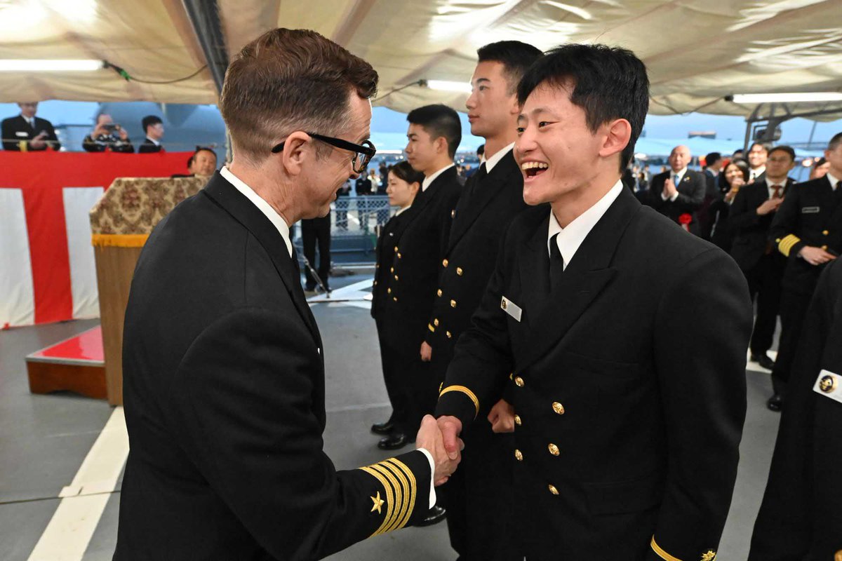 東京 の艦上レセプションでは、幹部候補生学校での成績が優秀であった
