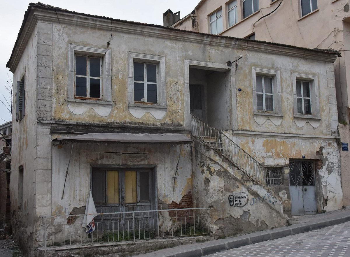 "Eski Türkiye'yi Anlatın" Demişlerdi...

 Buyurun, 60 Yaşın Penceresinden Anlatıyorum.

"Lütfen gençlere eski Türkiye’yi anlatın" diyorlar. 
59 yaşındayım, 12 yaşımdan beri çalışıyorum, SGK emeklisiyim. 3 oğlum var hepsi üniversite mezunu. 

Toplaşın, anlatıyorum:

Güven ve