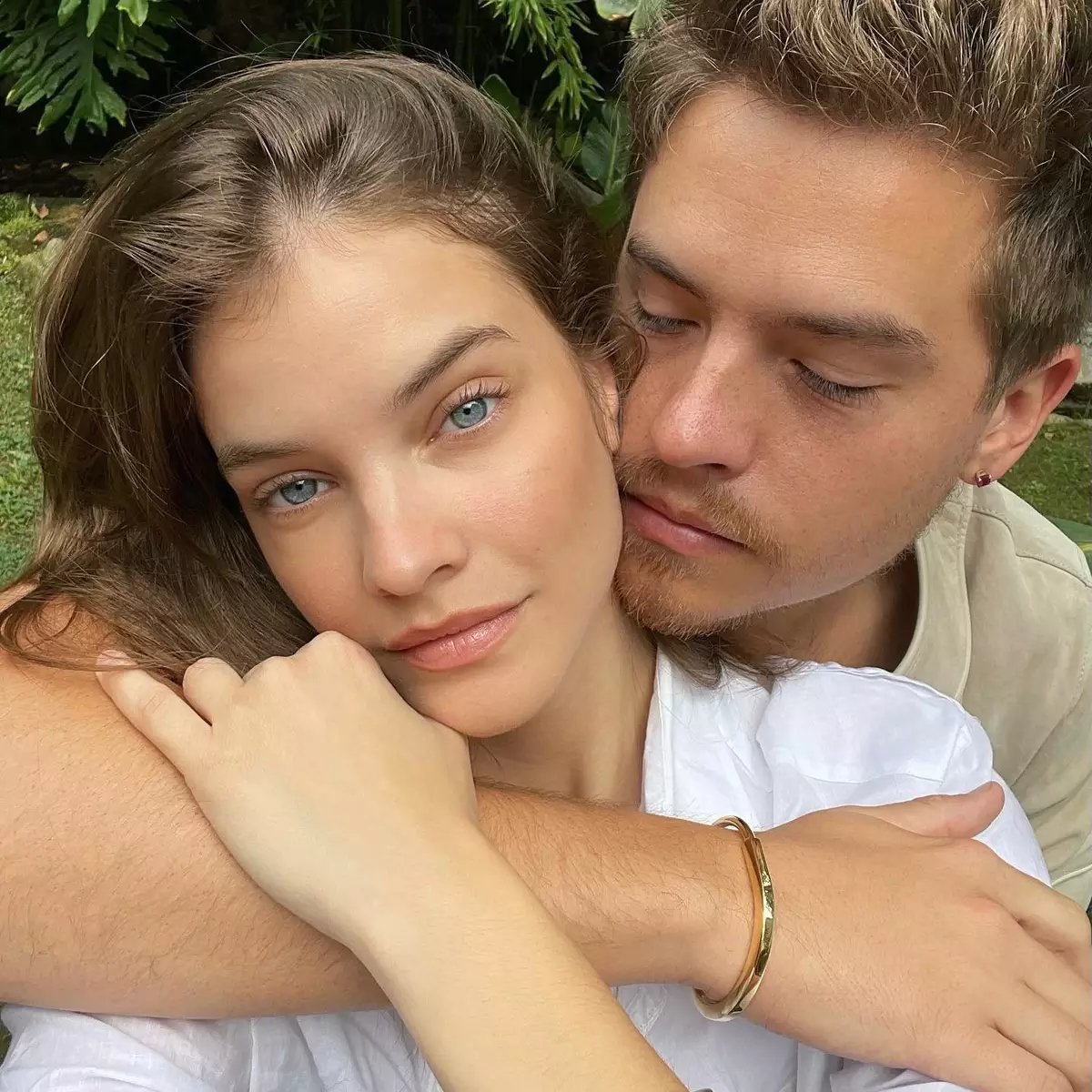 seriesemcena's tweet photo. Dylan Sprouse se envolveu em um incidente em sua casa em Los Angeles após a invasão de um suspeito. Segundo relatos, o ator manteve o indivíduo sob a mira de uma arma antes de derrubá-lo e imobilizá-lo no chão até a chegada da polícia.

Durante a ação, Barbara Palvin, esposa de Sprouse, acionou o 911. O suspeito foi preso no local e, de acordo com as primeiras informações, já possuía mandados em aberto. O caso está sendo tratado como invasão de propriedade.