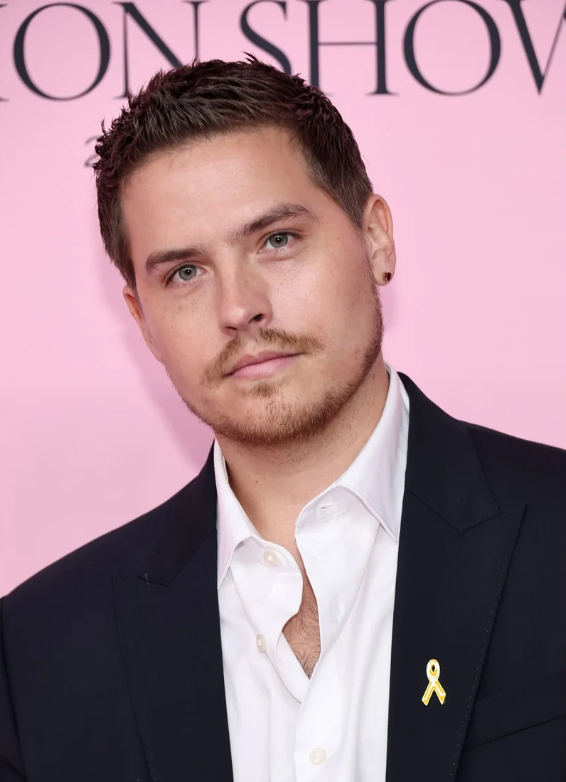 seriesemcena's tweet photo. Dylan Sprouse se envolveu em um incidente em sua casa em Los Angeles após a invasão de um suspeito. Segundo relatos, o ator manteve o indivíduo sob a mira de uma arma antes de derrubá-lo e imobilizá-lo no chão até a chegada da polícia.

Durante a ação, Barbara Palvin, esposa de Sprouse, acionou o 911. O suspeito foi preso no local e, de acordo com as primeiras informações, já possuía mandados em aberto. O caso está sendo tratado como invasão de propriedade.