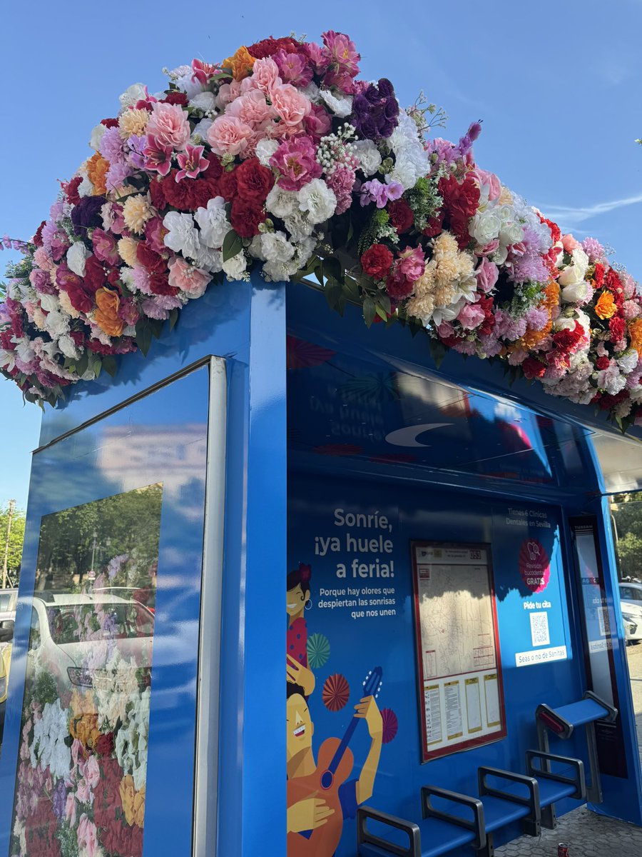NacheteGperera's tweet photo. Hasta las paradas de autobuses se preparan para la feria 🎡 💃🏻 😍Gracias @tussamoficial  @sanitas https://t.co/L6l18S0TSW