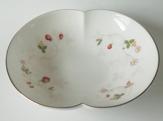 nivagcrockery's tweet image. wedgwood wild #strawberry serving dishes perfect for any #table and reduced in price 
nivagcrockery.co.uk/p/3518
