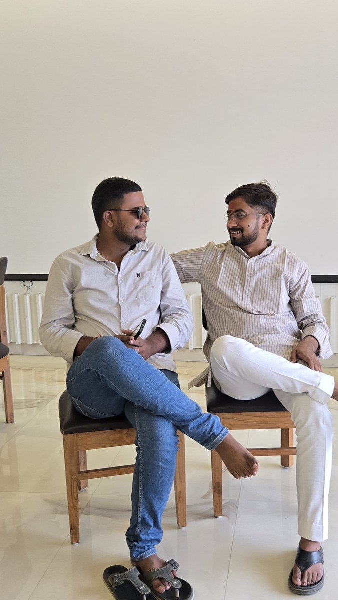Satyamdevpandey's tweet photo. मेरी परछाई की तरह हर कदम पर साथ निभाने वाले, हृदय के बेहद करीब मेरे प्रिय छोटे भाई @vasishthashu को जन्मदिन की हार्दिक बधाई एवं ढेरों शुभकामनाएँ! 🎉
 बाबा महाकाल की असीम कृपा सदा तुम पर बनी रहे और तुम्हारे जीवन में सुख, समृद्धि तथा सफलता का आलोक निरंतर प्रकाशित होता रहे। https://t.co/QZodk2UVBM