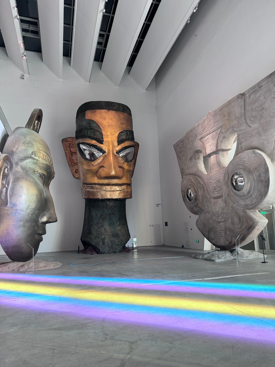 monocodiledonea's tweet image. "Stepping into this gallery—light slants on canvas, colors breathe, and every brushstroke whispers a story. Art isn’t just seen here; it’s felt.  #ArtExperience #CreativeVibes"