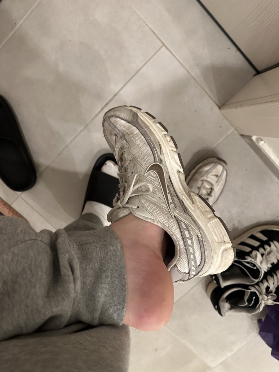 KingGioFeet tweet media