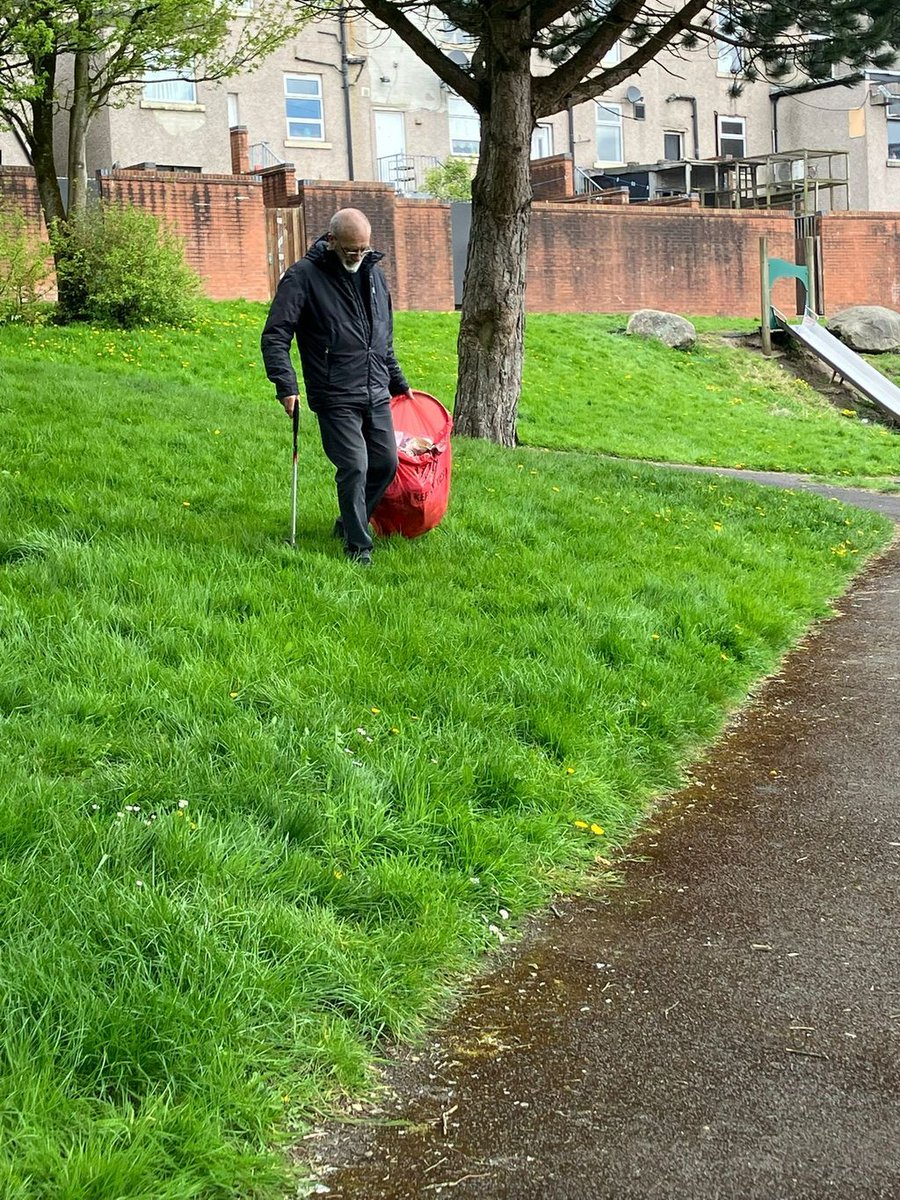 RRR_LUF's tweet image. Community Clean-Up 🌿🧹

A brilliant clean-up session for Roots Community, with support from Lynn, Asda Blackburn Community Champion. A great example of teamwork and community spirit in action.

#RedRoseRecovery #Community #Teamwork #Wellbeing
