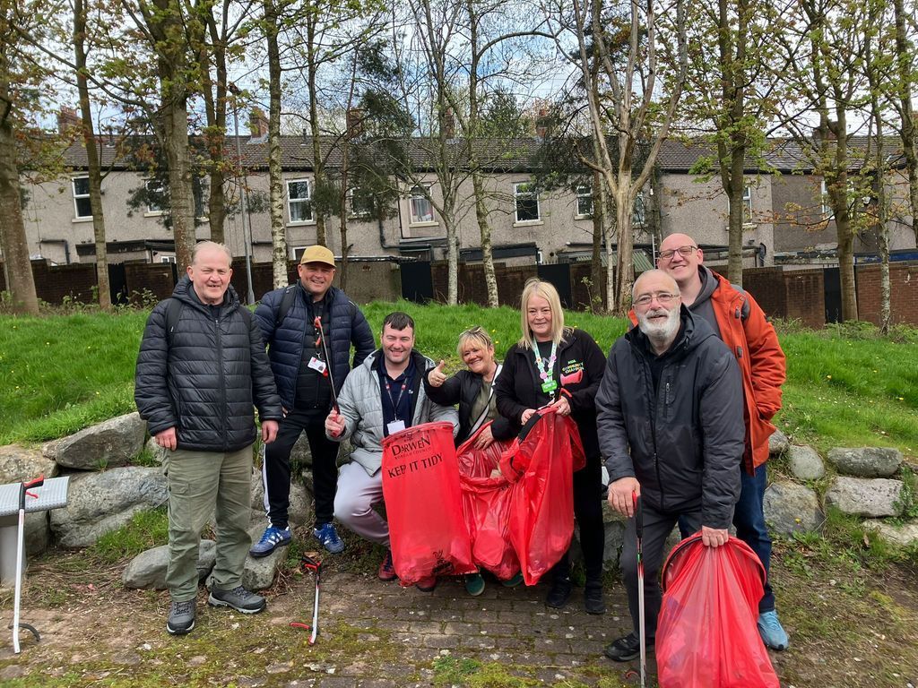 RRR_LUF's tweet image. Community Clean-Up 🌿🧹

A brilliant clean-up session for Roots Community, with support from Lynn, Asda Blackburn Community Champion. A great example of teamwork and community spirit in action.

#RedRoseRecovery #Community #Teamwork #Wellbeing