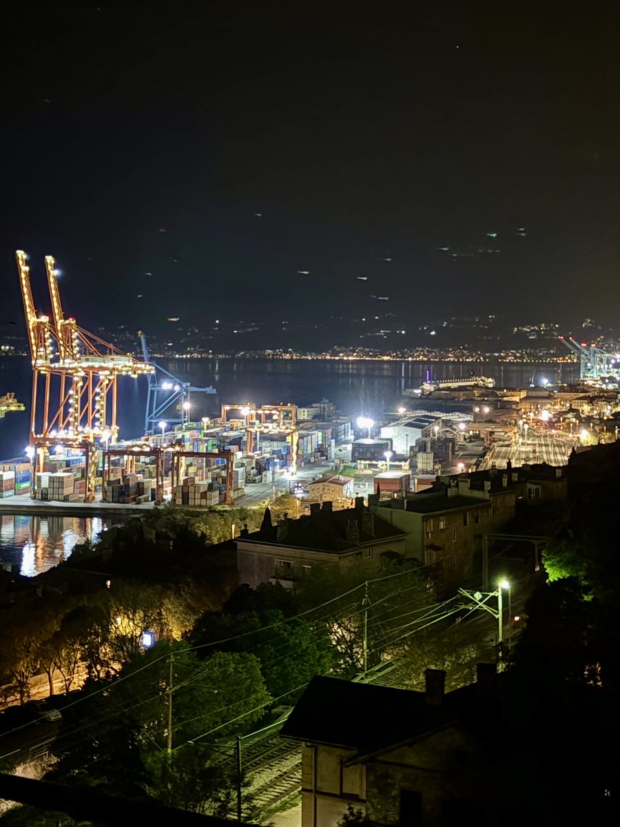 sabinamarov's tweet photo. Noću u Rijeci luka svijetli kao paralelni grad ⭐️

#zaljev #kvarner #lukarijeka #rijeka https://t.co/rNQshthBPV